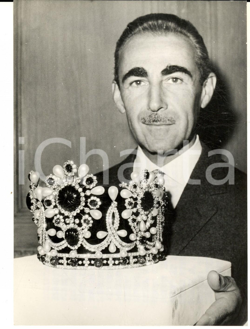 Fotografia d epoca originale 1967 PARIS Gioielliere Pierre ARPELS con la corona per Farah DIBA Foto 13x18 cm 1