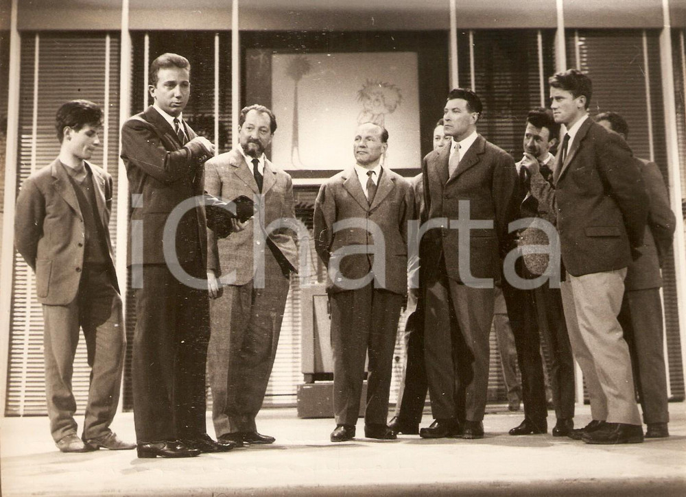 Fotografia d epoca originale 1958 LASCIA O RADDOPPIA Mike BONGIORNO con gruppo ALPINI e Luciano MARCELLI Foto 1