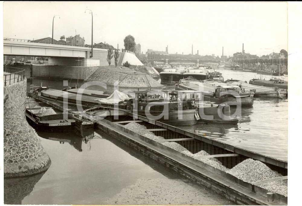 Fotografia d epoca originale 1960 SAINTDENIS Péniches immobilisés pour la grève des éclusiers Photo 18x14 1
