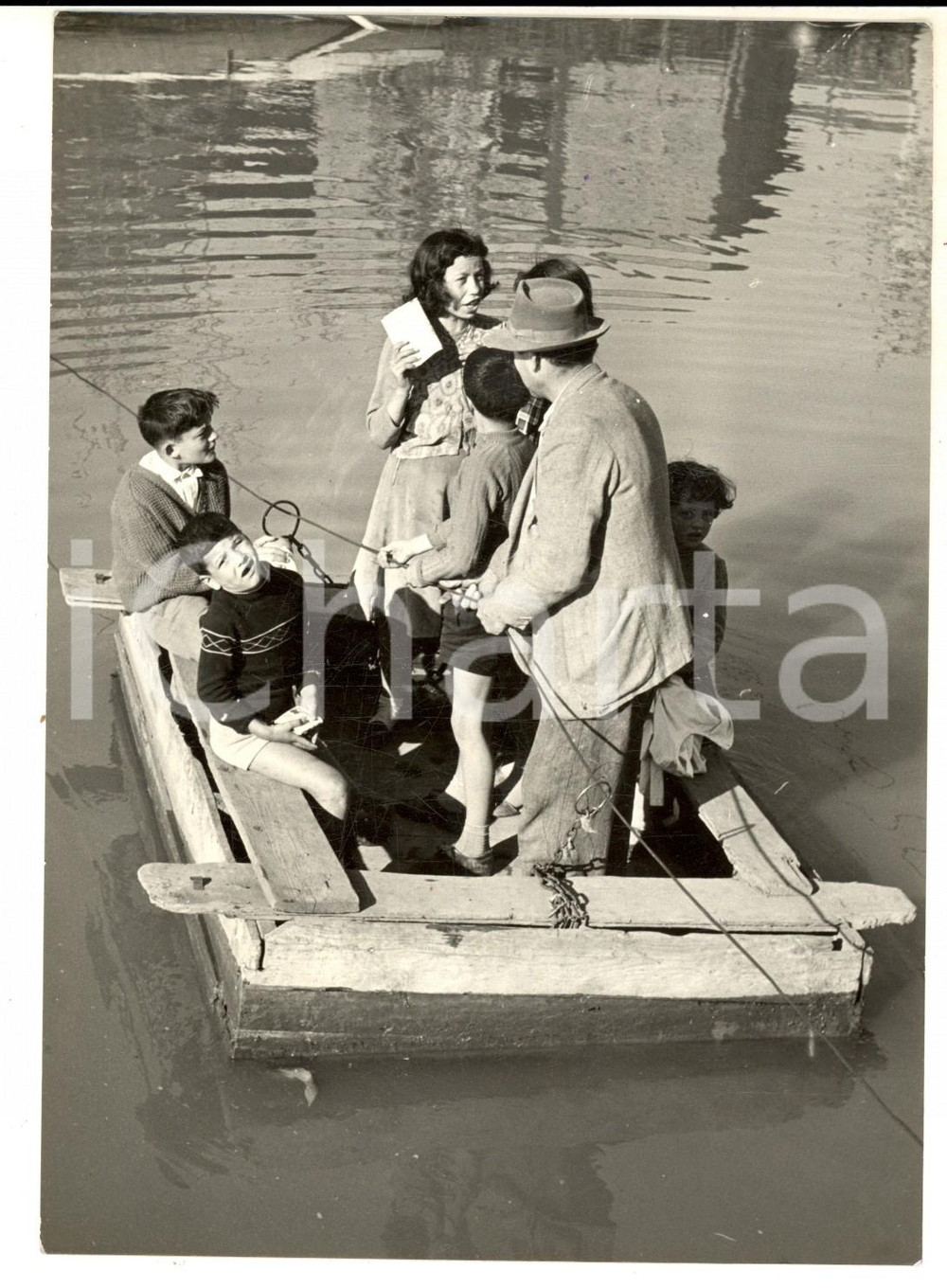 Fotografia d epoca originale 1959 ROMA Tredicenne Angelina CHIOCCIOLIN guadagna traghettando sulla marana 1