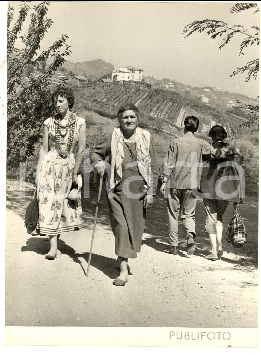 Fotografia d epoca originale 1953 Santuario MADONNA DELLA GUARDIA GE Pellegrine in arrivo scalze Foto 1