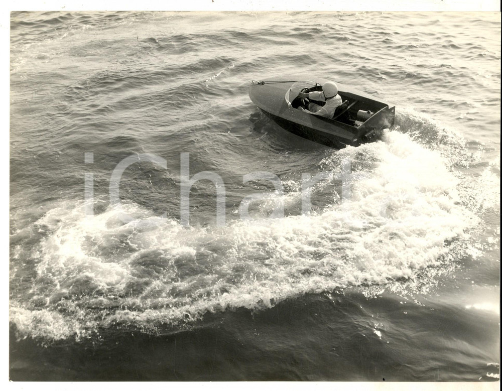 Fotografia d epoca originale 1963 SALONE NAUTICO DI GENOVA Barca monoposto RICCIO in mare Foto 24x18 cm 1