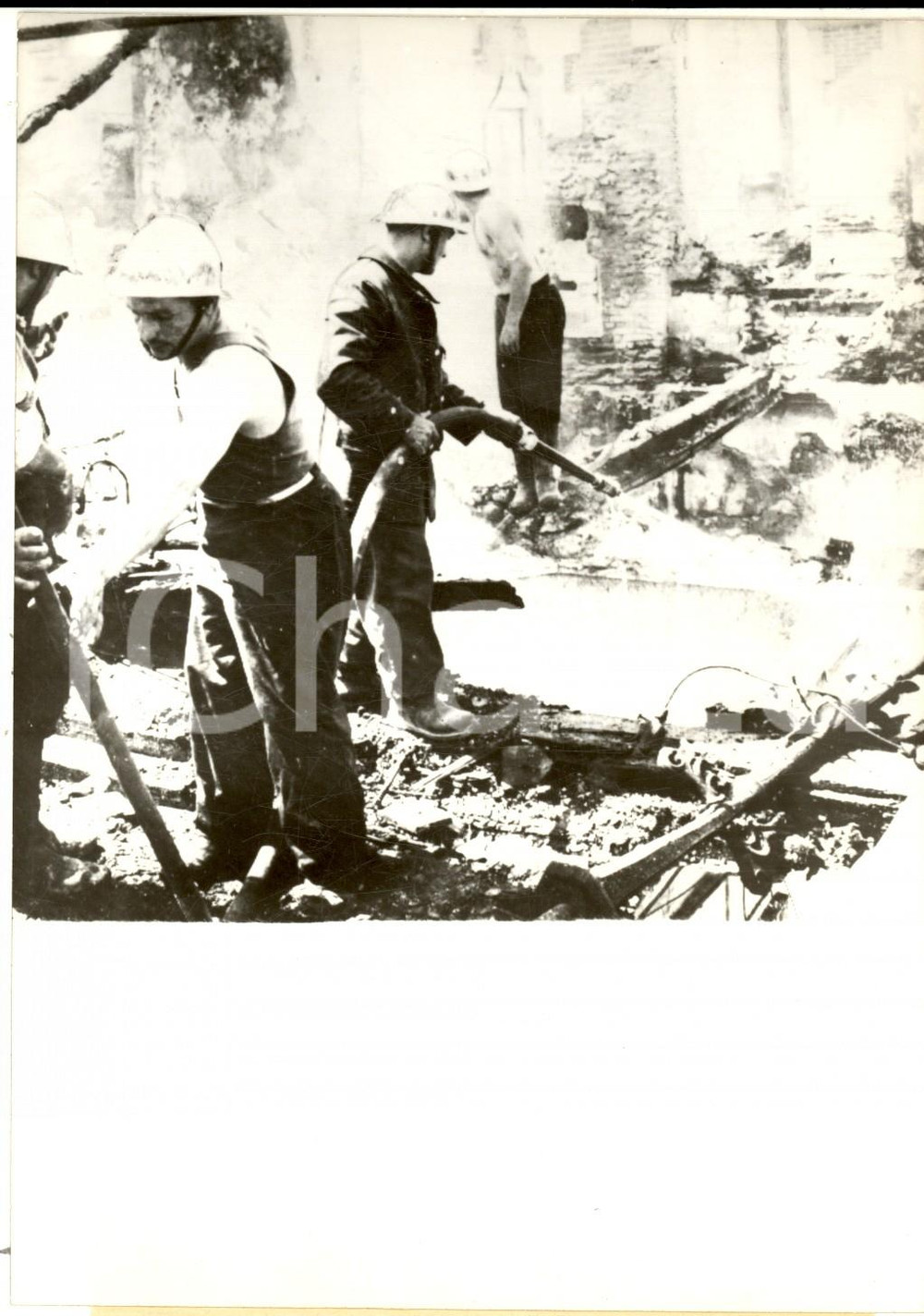 Fotografia d epoca originale 1959 CHATEAU DE LA CHESNAIE Pompiers face Ã  l incendie clinique psychiatrique 1