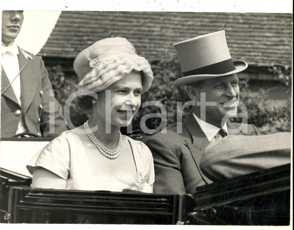 Fotografia d epoca originale 1960 ASCOT The Queen and the Duke of Edinburgh arriving at the race Photo 20x15 1