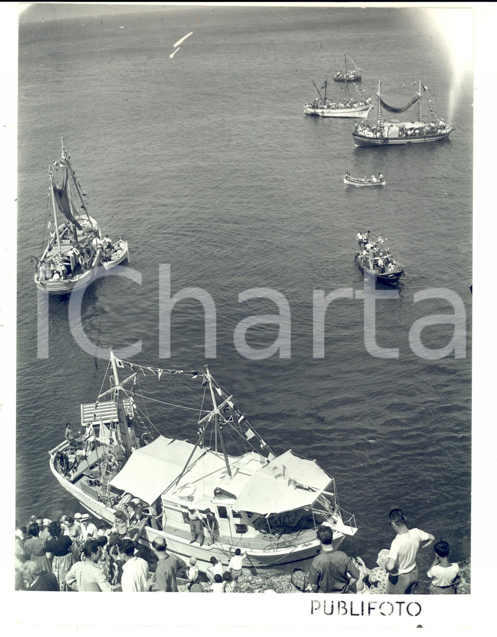 Fotografia d epoca originale 1960 ca CAMOGLI GE Processione di barche per festa STELLA MARIS Foto 18x24 cm 1