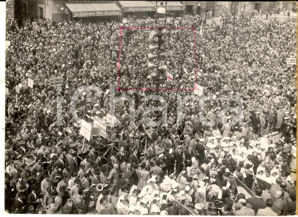 Fotografia d epoca originale 1956 ROMA Piazza NAVONA Folla per il discorso dell on. Giulio PASTORE Foto 1