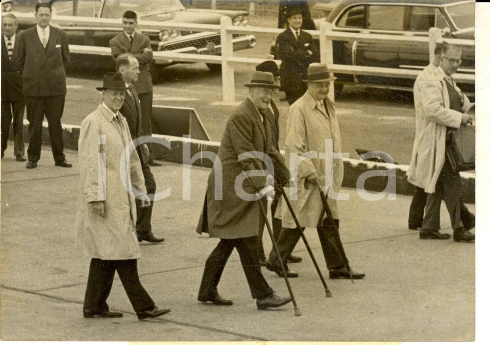 Fotografia d epoca originale 1960 PARIS ORLY Christian HERTER arrive Ã  l aÃ©roport  en bÃ©quilles Photo 18x14 1