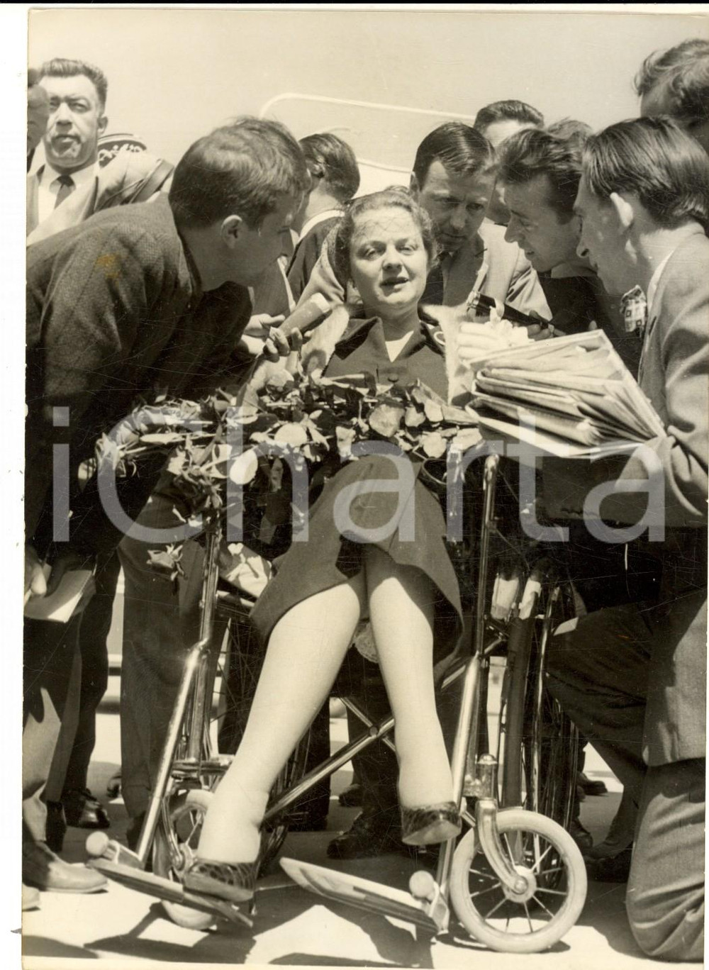 Fotografia d epoca originale 1960 PARIS ORLY Anne KINDER JONES EATON circondata dai giornalisti Foto 14x18 1
