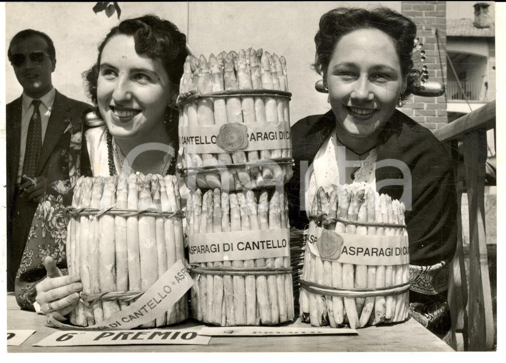 Fotografia d epoca originale 1960 ca CANTELLO VA Sagra degli asparagi  Donne in costume tradizionale Foto 1