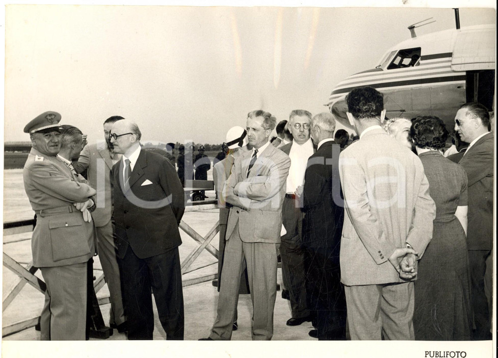 Fotografia d epoca originale 1953 CASELLE TORINESE Amedeo PEYRON e gen. PIALORSI con il Super Convoir Foto 1