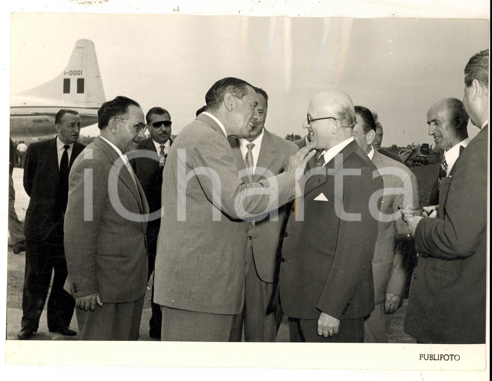 Fotografia d epoca originale 1953 CASELLE TORINESE Amedeo PEYRON e gen. URBANI con il Super Convoir Foto 1