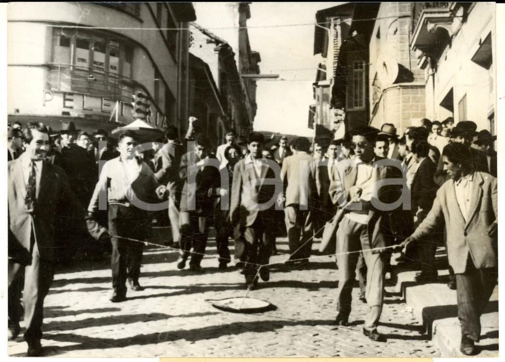 Fotografia d epoca originale 1959 LA PAZ BOLIVIA AntiAmerican riots  The Eagle dragged through the streets 1