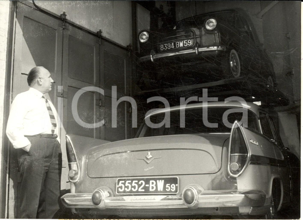 Fotografia d epoca originale 1959 VALENCIENNES F Henri DUCROCQ et son montecharge pour son petit garage 1
