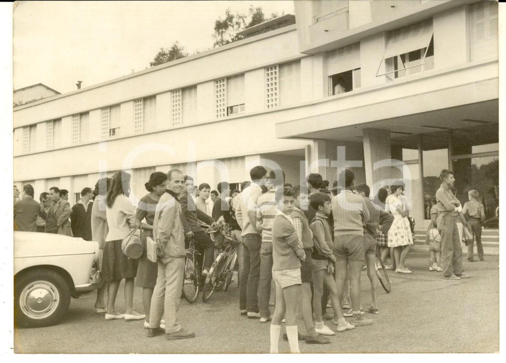 Fotografia d epoca originale 1960 NICE Tentative de suicide de Brigitte BARDOT  Foule devant la clinique 1