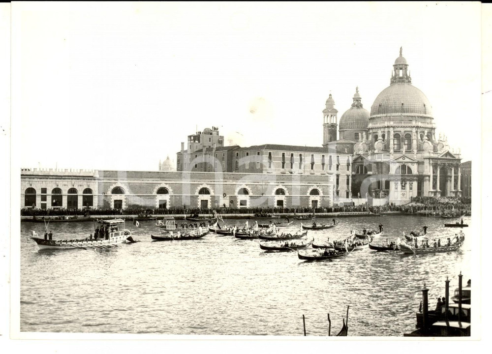 Fotografia d epoca originale 1954 VENEZIA Bucintoro con l urna di san PIO X nel bacino di S. MARCO Foto 1