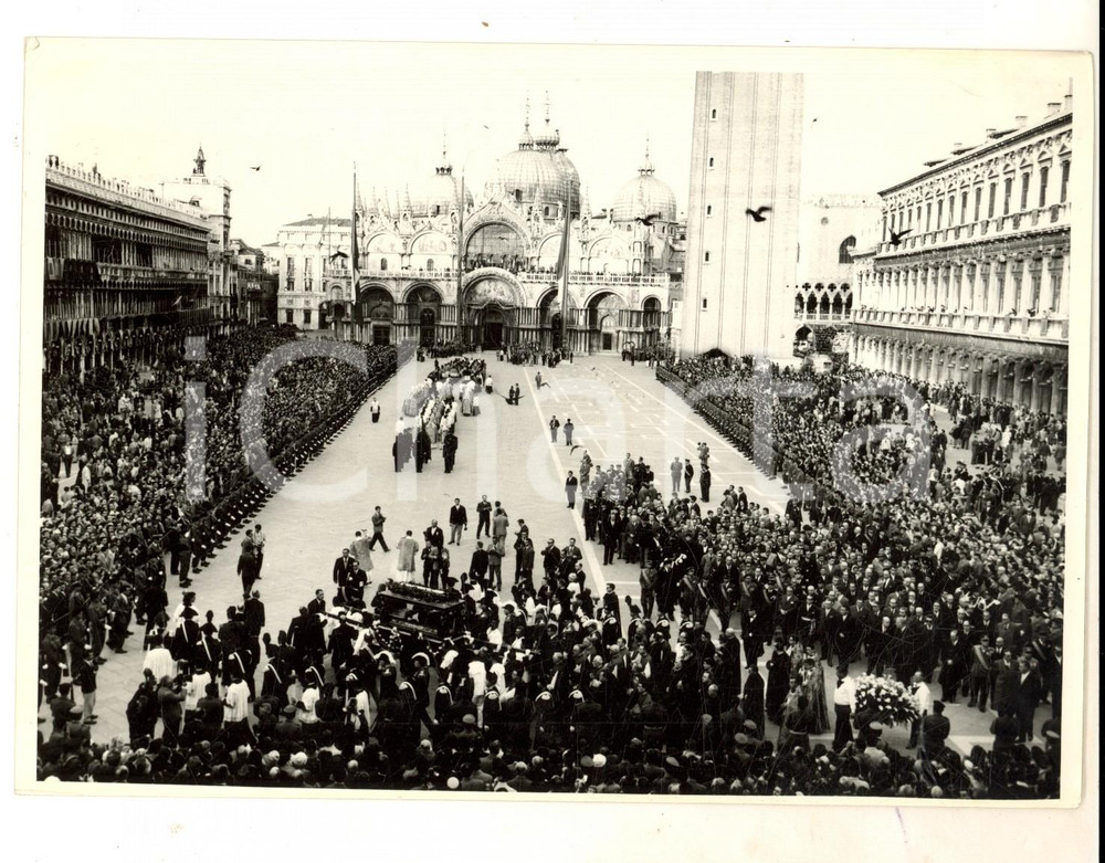 Fotografia d epoca originale 1954 VENEZIA Processione con l urna di san PIO X in piazza S. MARCO Foto 18x13 1