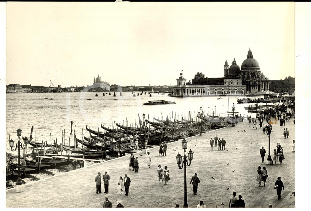 Fotografia d epoca originale 1959 VENEZIA Sciopero dei gondolieri  Barche ormeggiate sul molo Foto 18x13 1