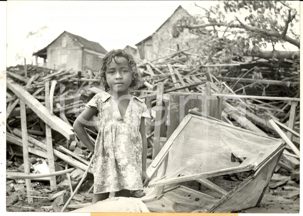 Fotografia d epoca originale 1959 ALLUVIONE DEL MADAGASCAR Bambina tra le rovine della propria casa Foto 1
