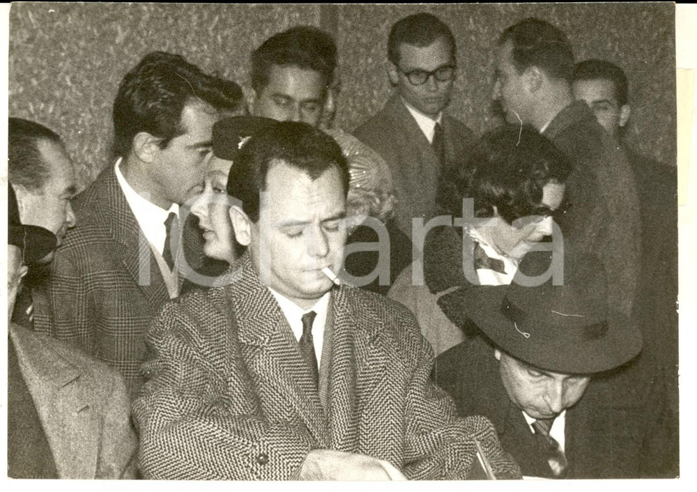 Fotografia d epoca originale 1956 MILANO MALPENSA Walter CHIARI accompagna Ava GARDNER in partenza Foto 1