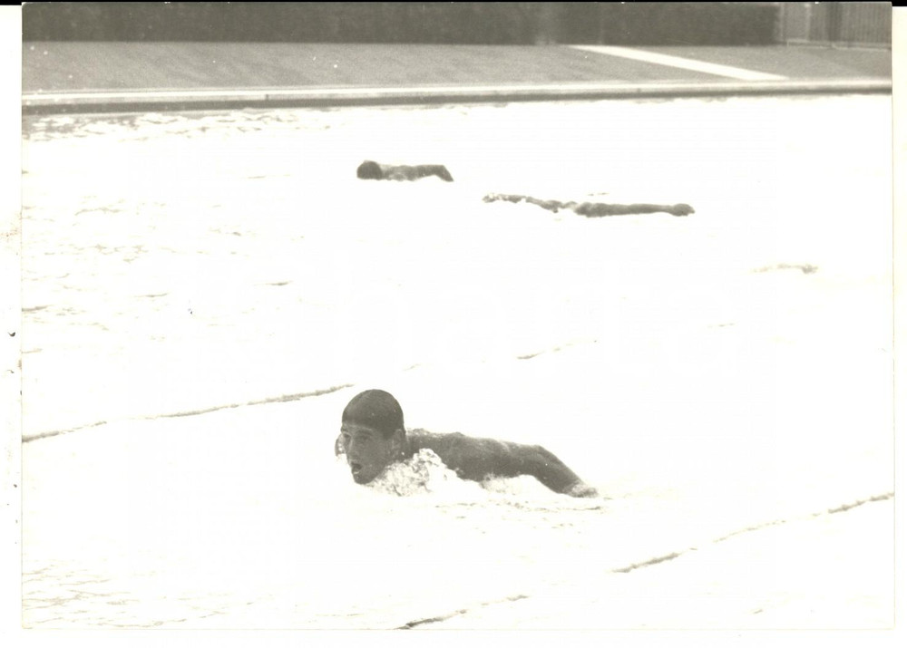 Fotografia d epoca originale 1959 ROMA Stadio del nuoto  Fritz DENNERLEIN vince i 200 m farfalla Foto 1