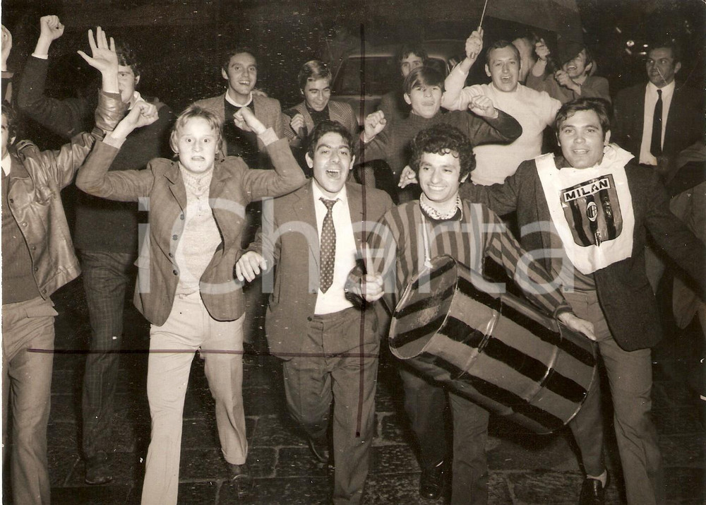 Fotografia d epoca originale 1969 MILANO Tifosi del MILAN esultano per vittoria COPPA INTERCONTINENTALE Foto 1