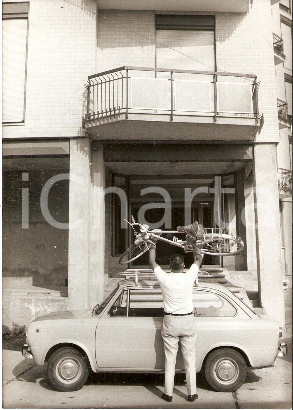 Fotografia d epoca originale 1964 MILANO Partenza per le vacanze con bicicletta su tetto dell auto Foto 13x18 1