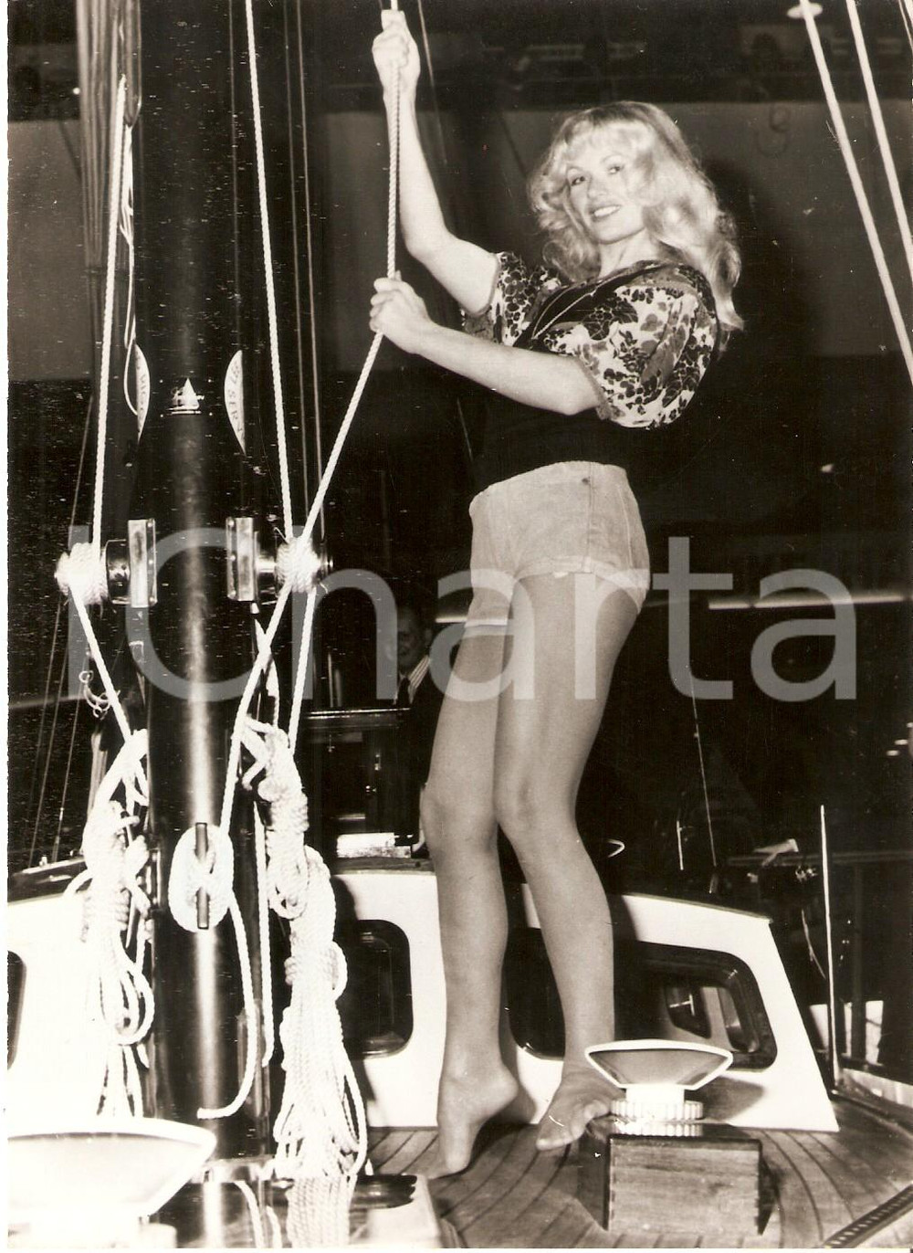 Fotografia d epoca originale 1965 ca GENOVA SALONE NAUTICO Esibizione di una modella in barca Foto 13x18 cm 1