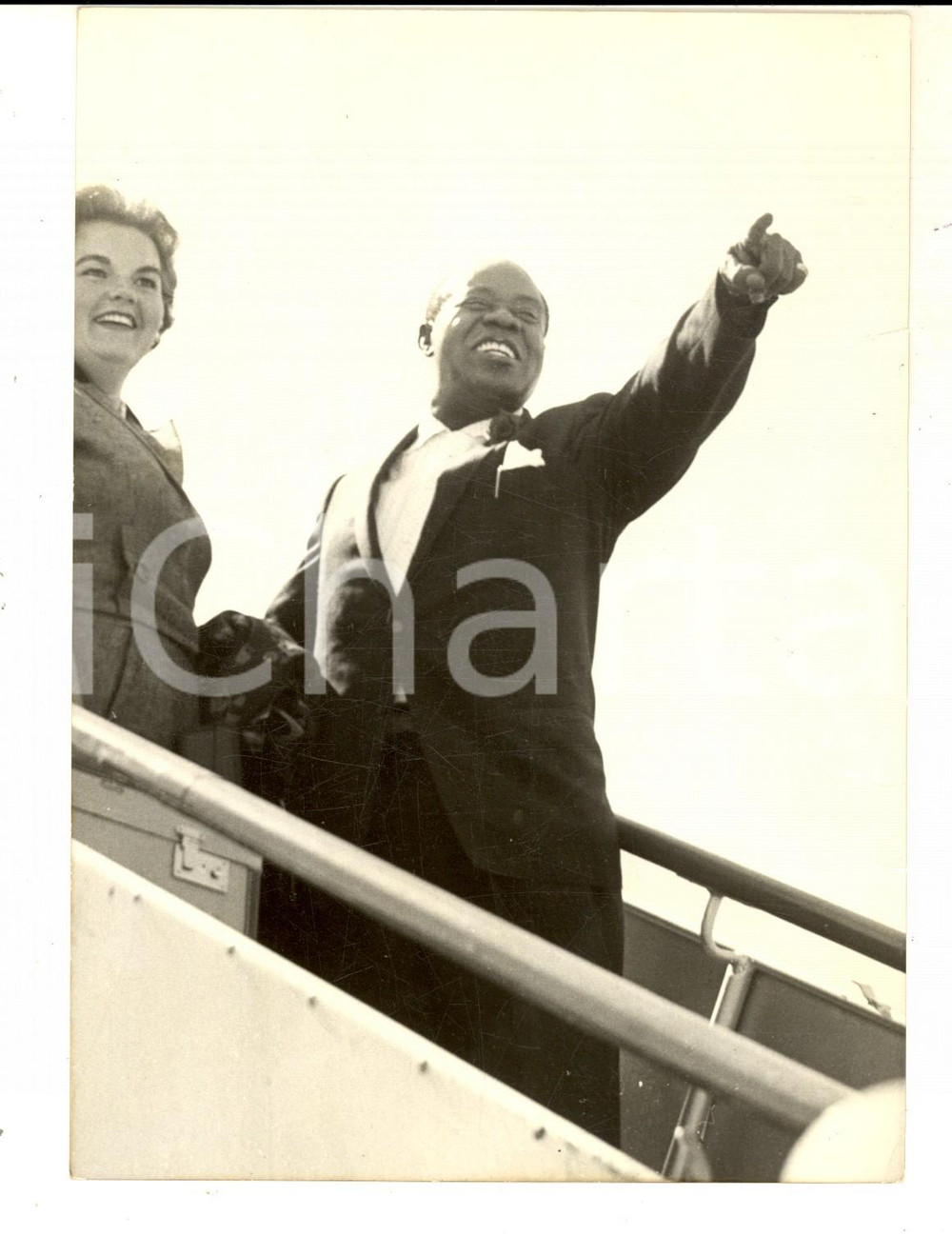 Fotografia d epoca originale 1959 ROMA Louis ARMSTRONG in partenza con Jane FARRELL dopo la malattia Foto 1