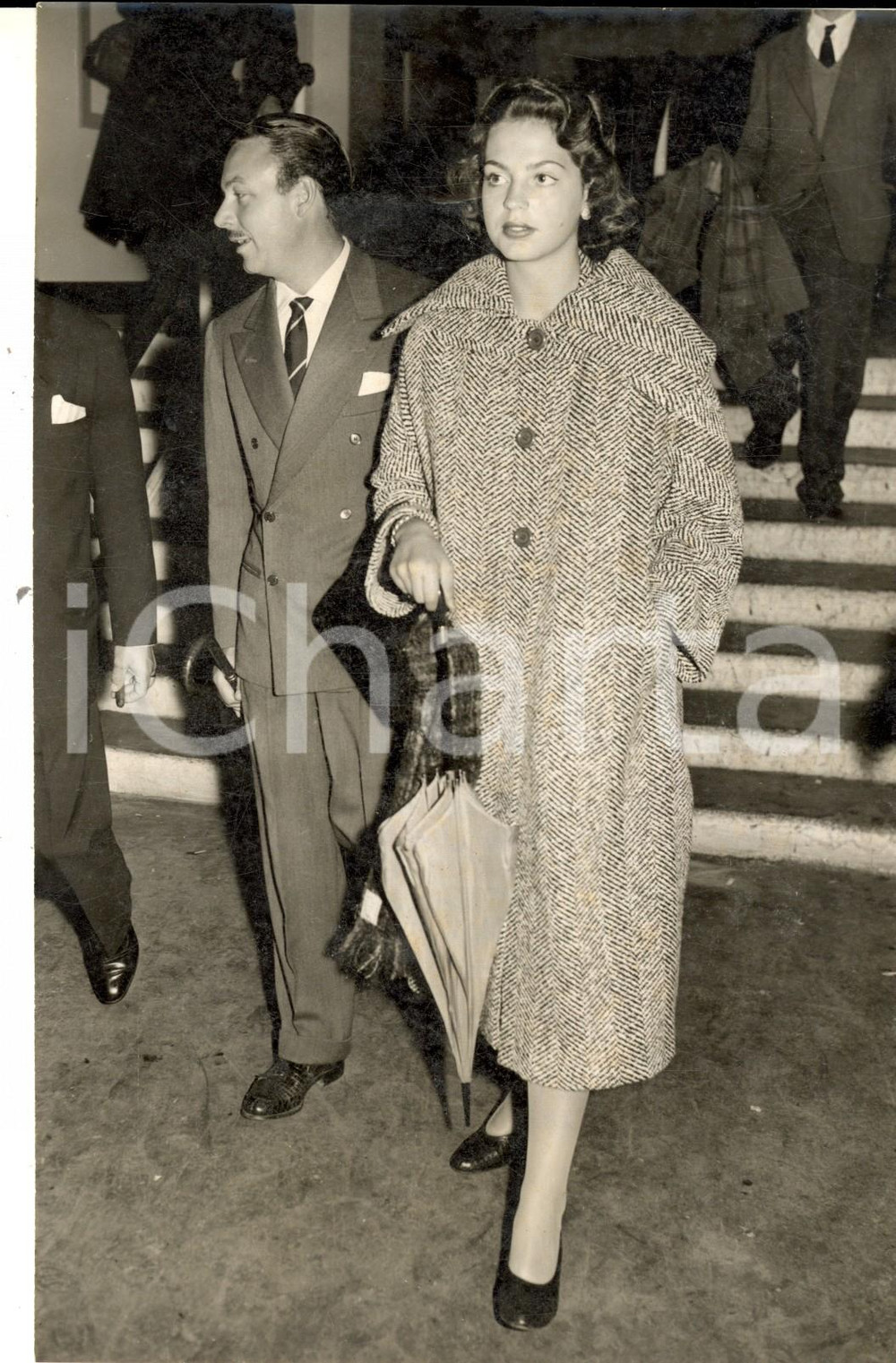 Fotografia d epoca originale 1957 LONDON MOTOR SHOW Ira von FURSTENBERG con il marito Alfonso di HOHENLOHE 1