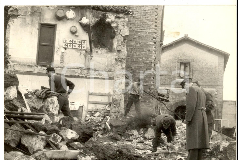 Fotografia d epoca originale 1958 CASTELNUOVO DI PORTO RM Frana di tufo fa crollare una casa  I soccorsi 1