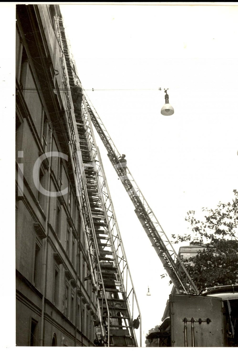 Fotografia d epoca originale 1959 ROMA Albergo Ambasciatori  Vigili del Fuoco spengono grave incendio Foto 1