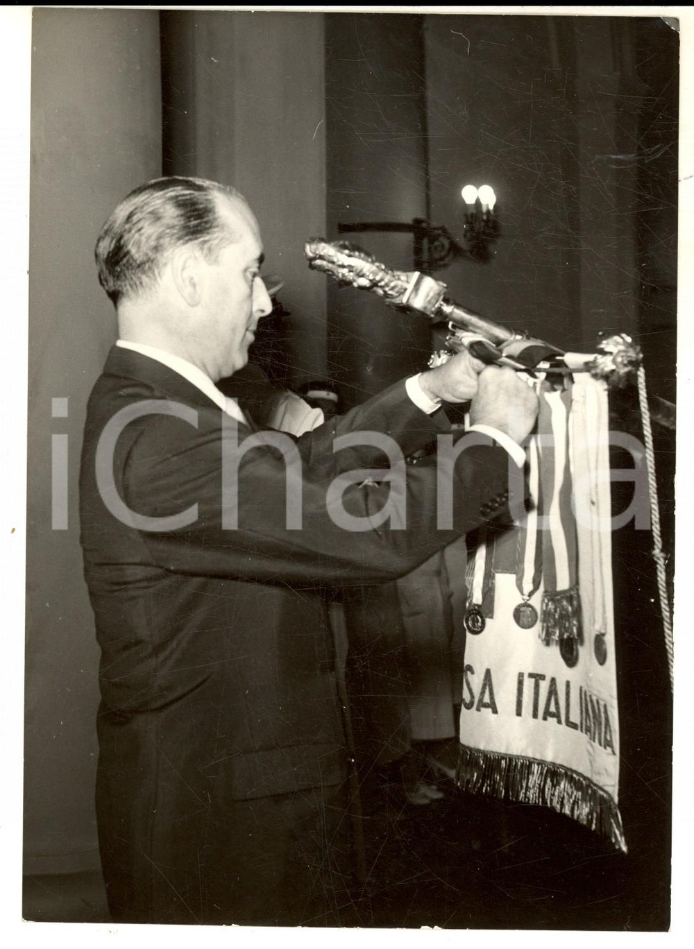Fotografia d epoca originale 1957 ROMA Fernando TAMBRONI decora bandiera del corpo militare della CROCE ROSSA 1