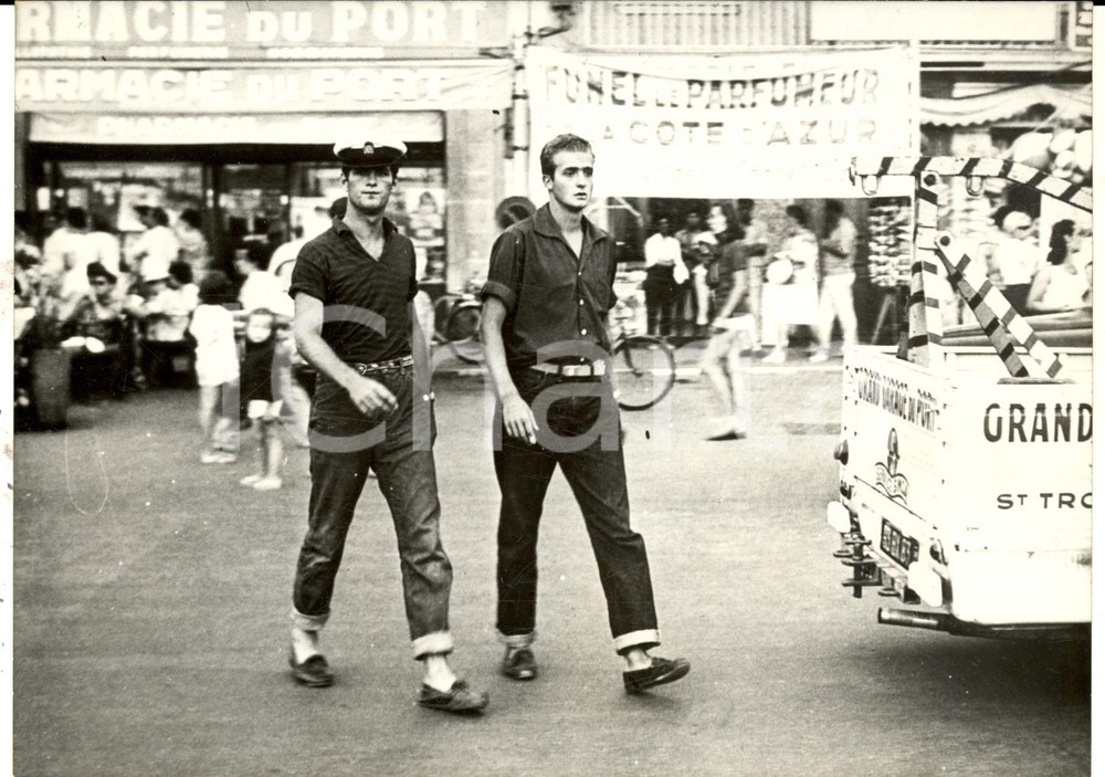 Fotografia d epoca originale 1959 SAINTTROPEZ Juan Carlos di Spagna raggiunge il suo yacht al porto Foto 1