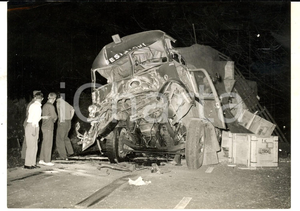 Fotografia d epoca originale 1959 MILANOBERGAMO Incidente mortale tra due autotreni e un auto Foto 1