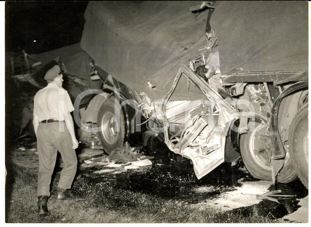 Fotografia d epoca originale 1959 MILANOBERGAMO Incidente mortale tra due autotreni e un auto Foto 18x13 1