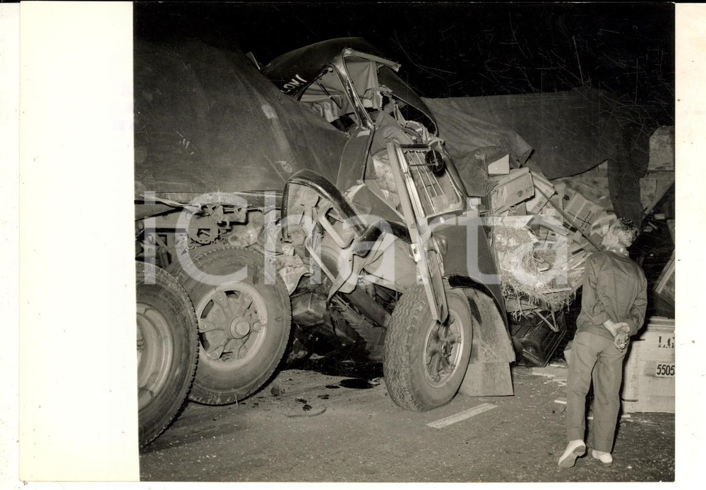 1959 MILANO-BERGAMO Incidente mortale per tamponamento fra autotreni *Foto