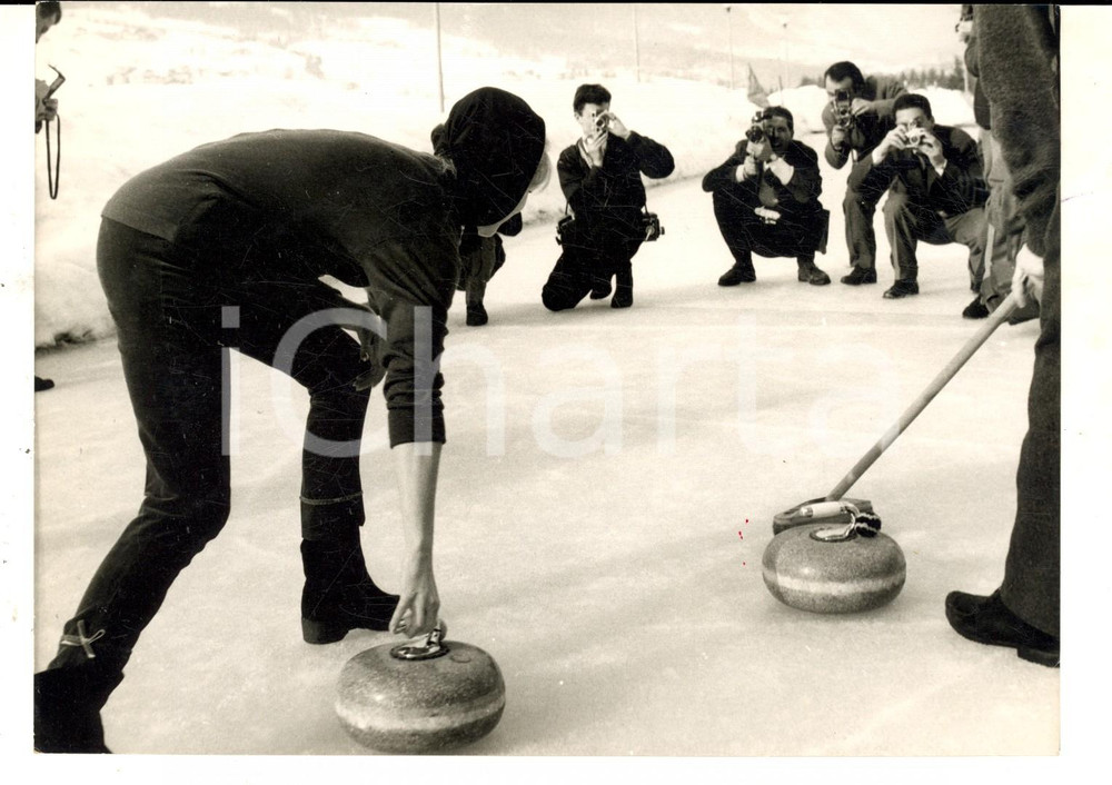 Fotografia d epoca originale 1958 CORTINA D AMPEZZO Brigitte BARDOT gioca sul ghiaccio durante una vacanza 1