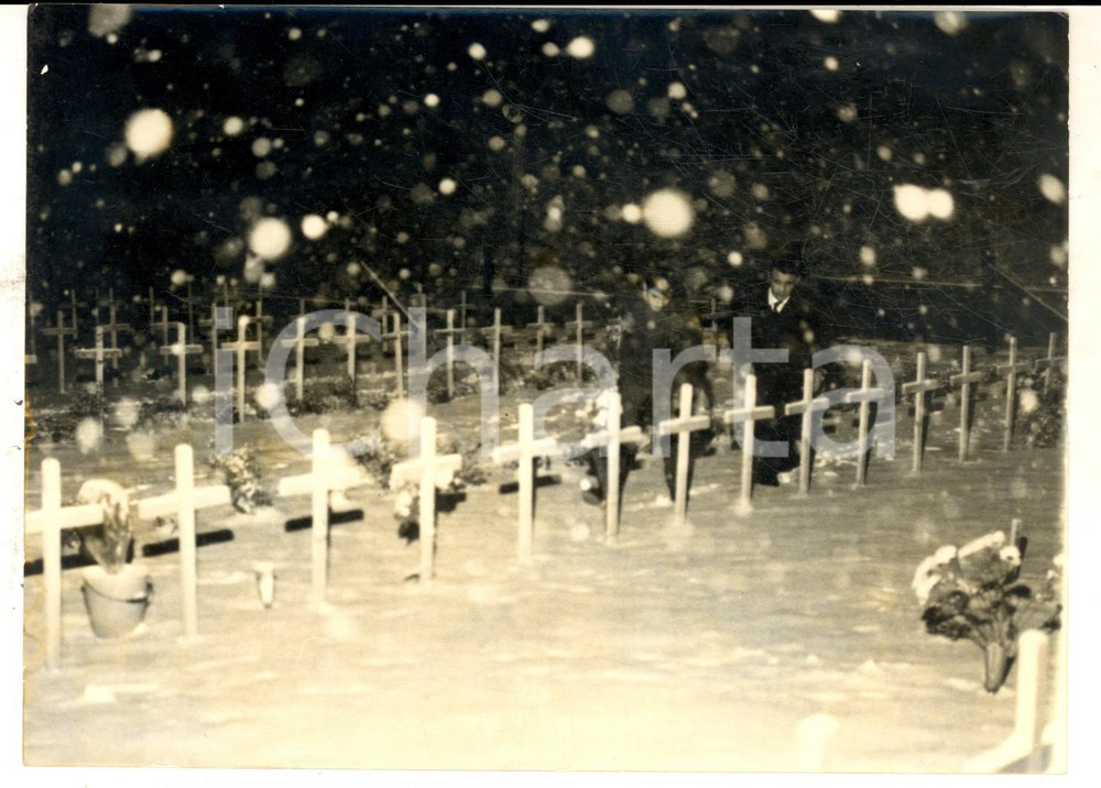 Fotografia d epoca originale 1963 LONGARONE Visita alle tombe dei morti del VAJONT durante il Natale Foto 1