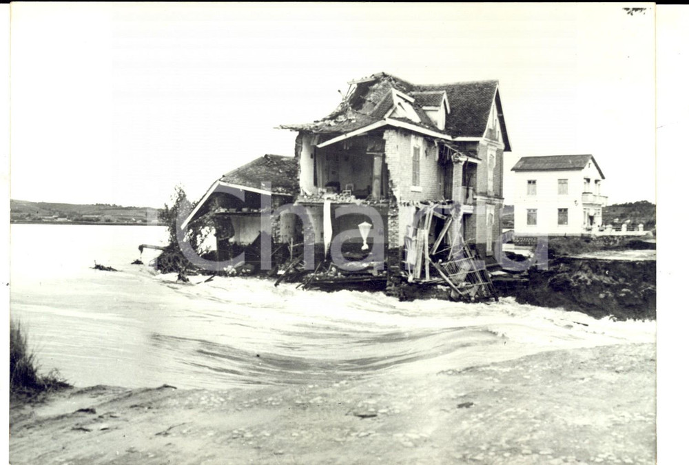 Fotografia d epoca originale 1959 ALLUVIONE DEL MADAGASCAR Una casa crollata a SOANIERANA Foto 18x13 cm 1