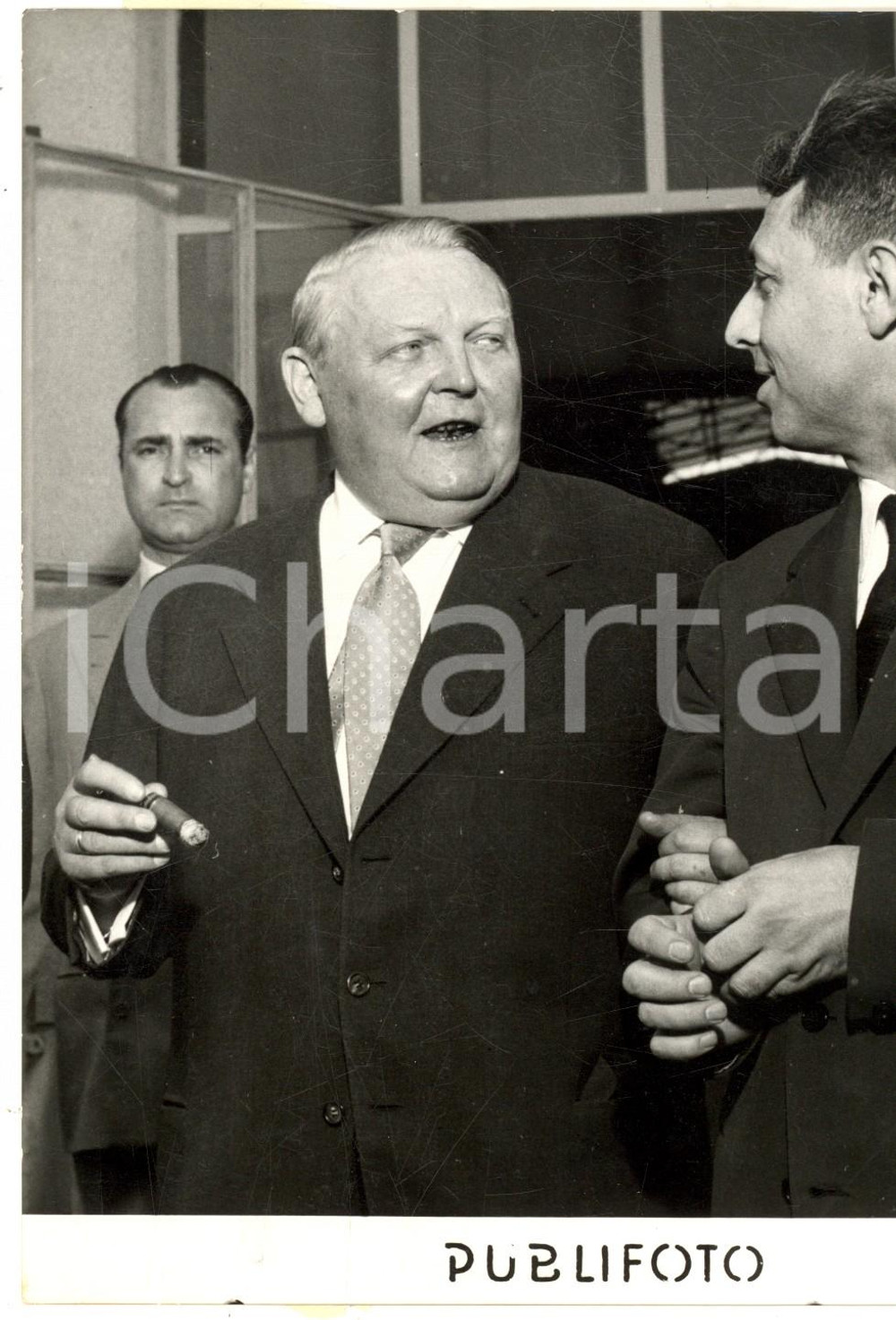Fotografia d epoca originale 1954 MILANO Ministro Ludwig ERHARD visita Mostra Europea Macchine Utensili Foto 1