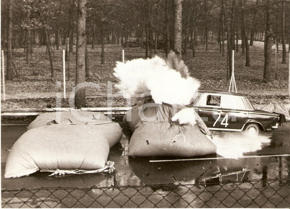 Fotografia d epoca originale 1960 ca AUTODROMO MONZA Fiat 1300 collauda nuovi guardrail con acqua Foto 17x12 1