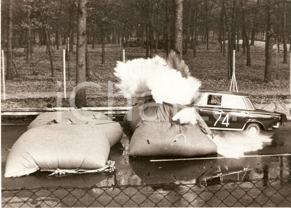 Fotografia d epoca originale 1960 ca AUTODROMO MONZA Fiat 1300 collauda nuovi guardrail con acqua Foto 1