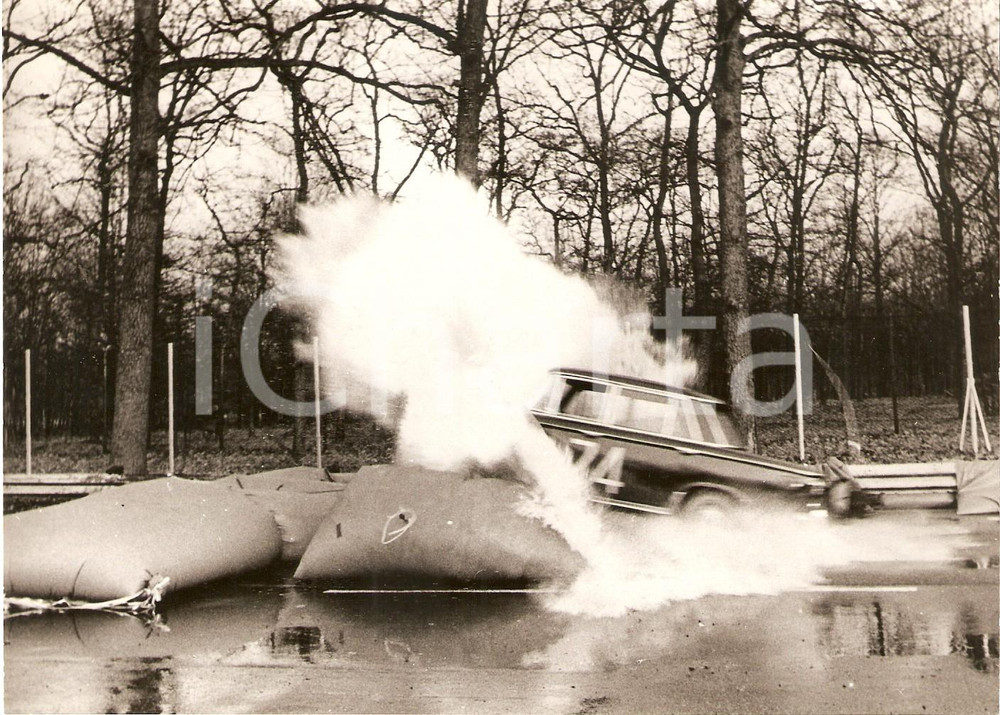 Fotografia d epoca originale 1960 ca AUTODROMO MONZA Fiat 1300 collauda nuovi guardrail con acqua 17x12 1