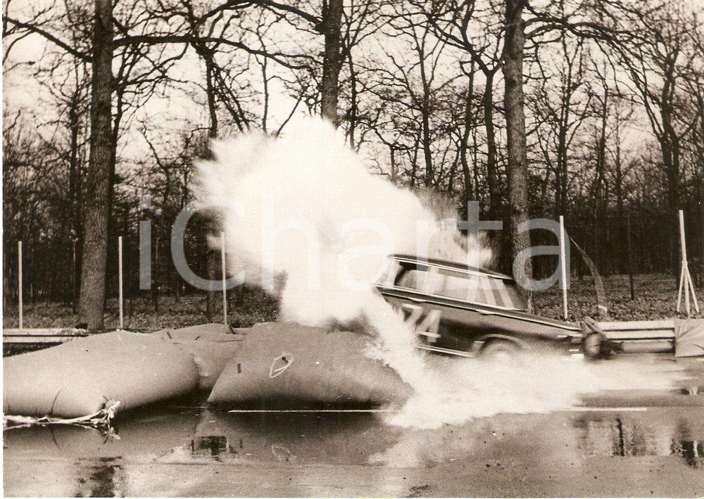 Fotografia d epoca originale 1960 ca AUTODROMO MONZA Fiat 1300 collauda nuovi guardrail con acqua 17x12 cm 1