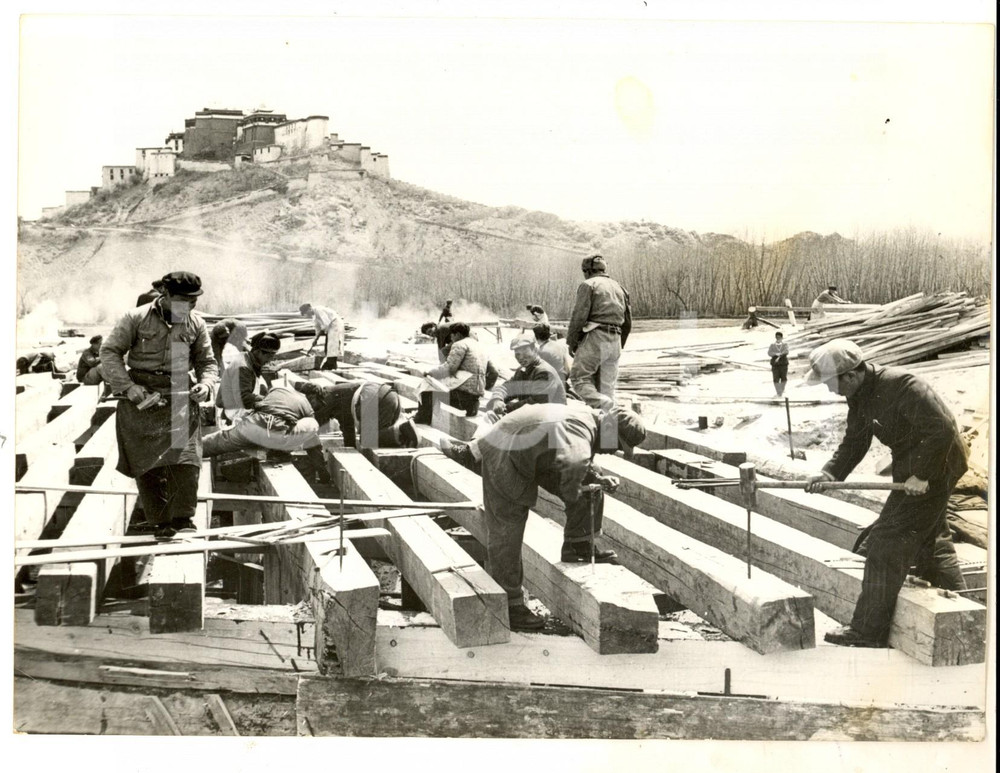 Fotografia d epoca originale 1959 LHASA TIBET Workers rebuild a bridge burned in the revolt Photo 20x15 1