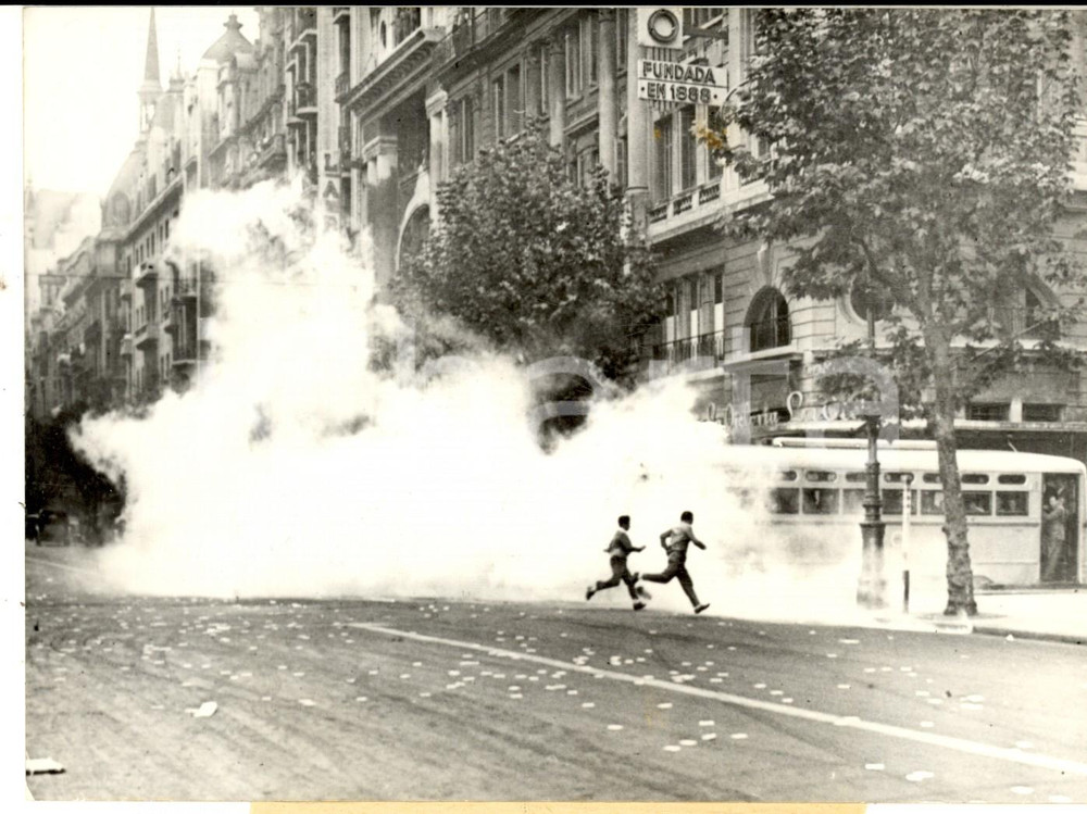 Fotografia d epoca originale 1959 BUENOS AIRES La polizia disperde i manifestanti con i gas lacrimogeni Foto 1