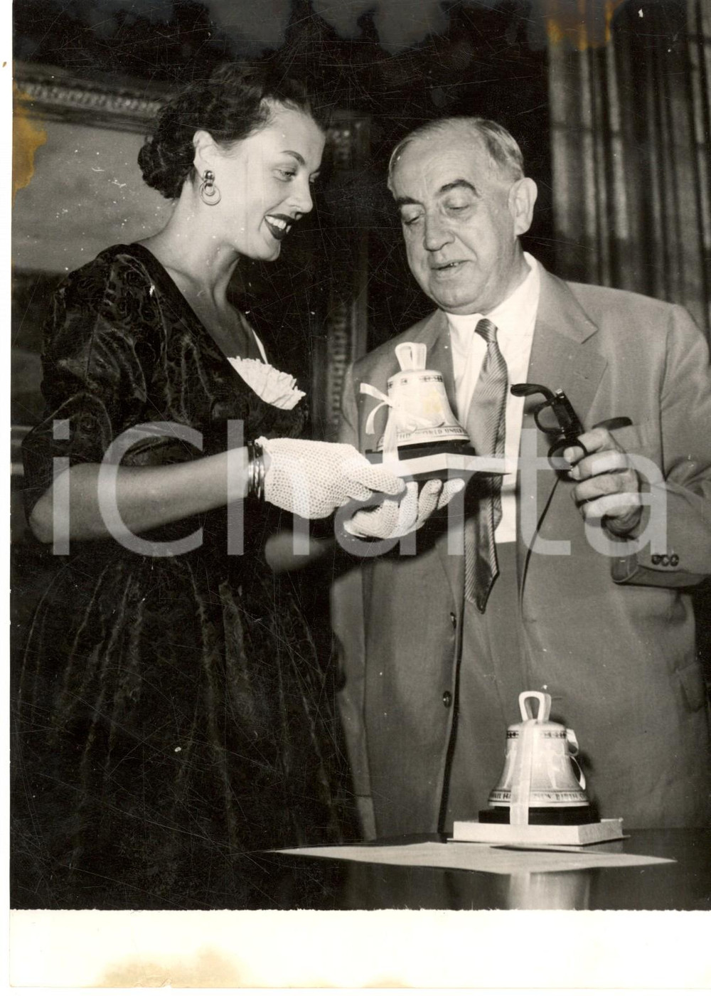 Fotografia d epoca originale 1953 BERLIN Prof. Ernst REUTER riceve Miss Germania Christel SCHAACK Foto 15x20 1