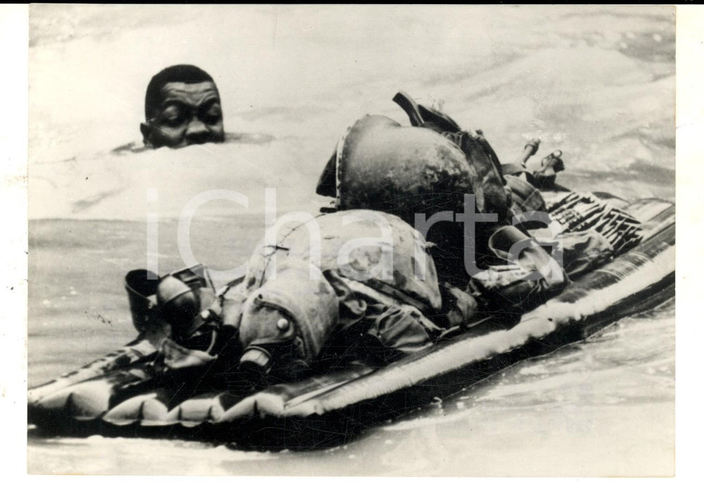 Fotografia d epoca originale 1967 SAIGON VIETNAM Militare USA salva le armi dal monsone su un materassino 1