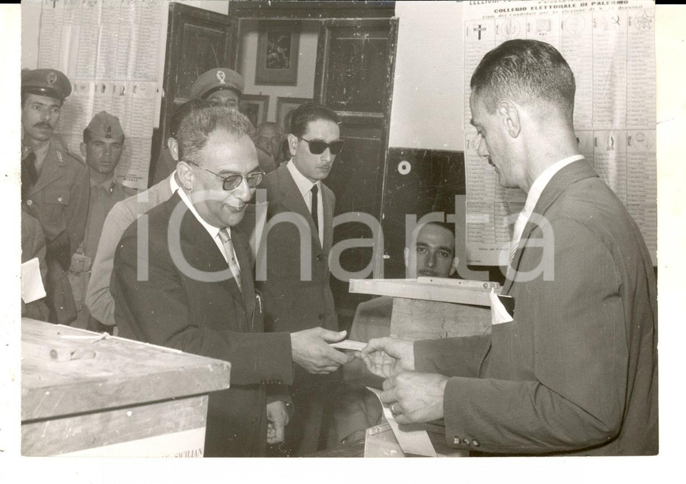 Fotografia d epoca originale 1955 PALERMO ELEZIONI REGIONALI Il sindaco Gioacchino SCADUTO alle urne Foto 1