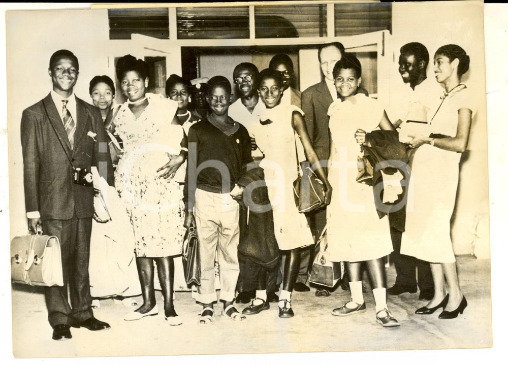 Fotografia d epoca originale 1960 ACCRA Members of the Ghana CALLING ALL CHILDREN Club leaving for Prague 1